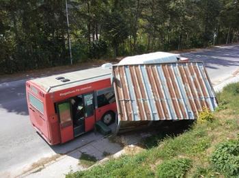 Автобус на градския транспорт се блъсна в спирка в Смолян