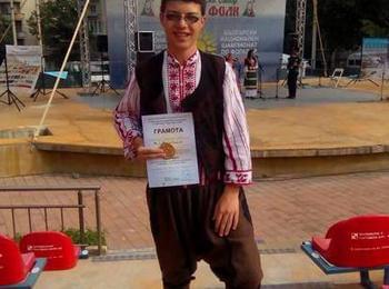 Филип Синапов обира наградите на фолклорните конкурси в България