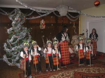 Деца от детска градина в Мадан пресъздадоха обичая "Коледуване"