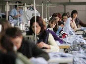 Едва 1/3 от българите работят според образованието и уменията си
