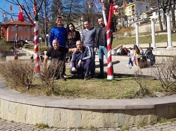 Младежите от ГЕРБ украсиха с мартеници дръвчета в Смолян