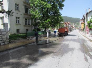 Мият основно улиците в Чепеларе, града блесва за 24 май