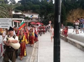 Самодейци от Върбина дефилираха с автентични носии в Черна гора