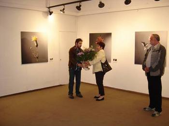 Изложба „Портрети с цветя” на фотографа Владимир Пеков откриха в Художествената галерия 
