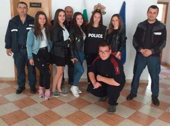 Полицейски служители от  Баните изнесоха открит урок на ученици от СОУ „Христо Ботев“ в часа по „Гражданско образование“