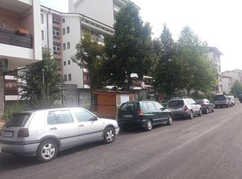 Паркирани автомобили пречат на строително-ремонтните дейности на ул. „Наталия” в Райково