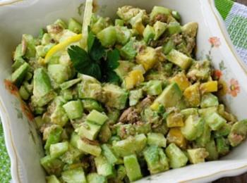 Бърза и засищаща салата с авокадо, краставица и риба тон