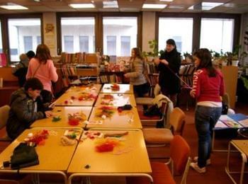 Ученици изработиха мартеници в регионалната библиотека