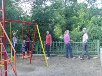 Детски площадки освежават от МГЕРБ в Мадан