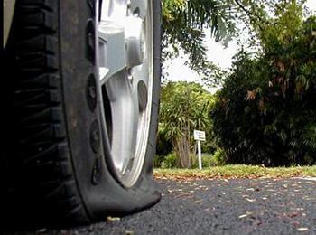 Лека кола пропадна заради спукана гума 
