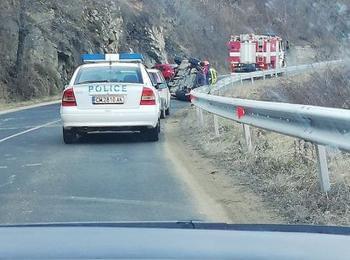 Трима младежи пострадаха при катастрофа на пътя с.Средногорци-Мадан