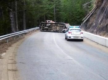 Товарен автомобил се преобърна на пътя Смолян-Рудозем, пострада шофьора