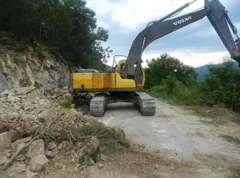 До 5 юли движението по пътя Асеновград - Чепеларе ще се ограничава поетапно за отстраняване на камъни
