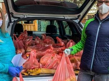  Сноубордистът Радо Янков дари 50 пакета с храна за Великден в Чепеларе 