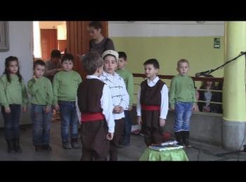 Патриотичен поздрав поднесоха деца от ОДЗ 11 към ученици от ПМГ „Васил Левски”