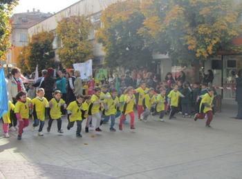 Лекоатлетически крос, посветен на 1 ноември, организира община Смолян за малчуганите от детските градини