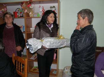 Дамската структура на ПП ГЕРБ в Смолян с дарения за жените в Ровино