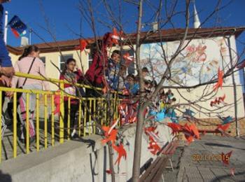 Ученици от Доспат украсиха дърво на правата