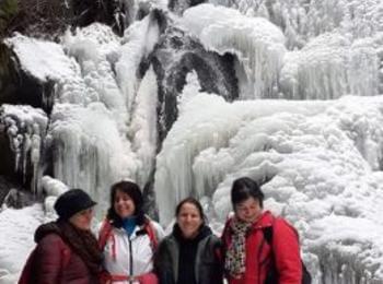 Водопадът в с. Късак привлича туристи и през зимата