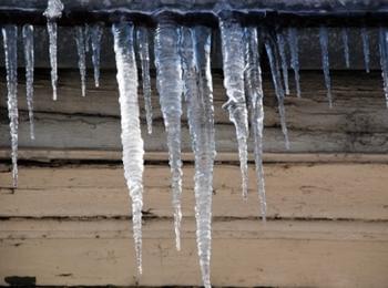 Внимавайте! Опасни ледени висулки дебнат от покривите!