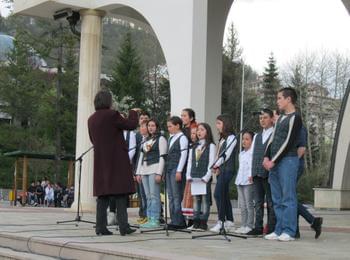 100 деца участваха във Великденския празник пред храма