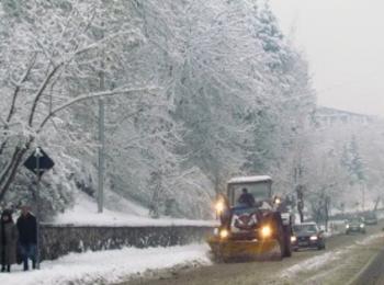 Обилен мокър сняг вали в Смолянско, задължително с вериги във високата част на Родопите