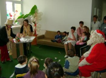 Дядо Коледа зарадва пациенти на Детското отделение в МБАЛ -Смолян