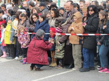  Жени ГЕРБ раздадоха над 200 мартенички на зрелищния маскарад в смолянското село Широка лъка