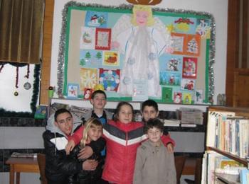 Ученици подредиха изложба „Добрата Коледа” в Златоград
