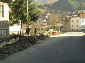 Ремонтни дейности затрудняват движението по три главни улици в Смолян