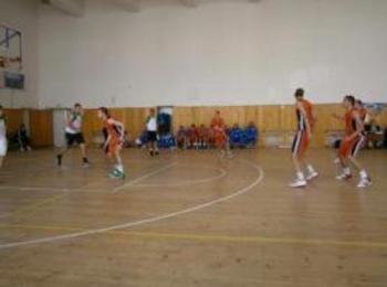 Любители на баскетбола играят за децата в риск в Златоград