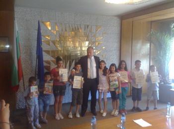 Кметът Мелемов награди участниците в конкурса за детска рисунка