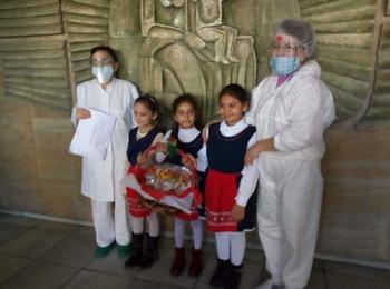 Децата от ДГ „Веселушко“ дариха с мартеници лекари и пациенти в смолянската болница