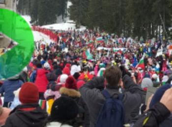Над 800 скиори и сноубордисти в носии и знамена почетоха националния празник в Пампорово!