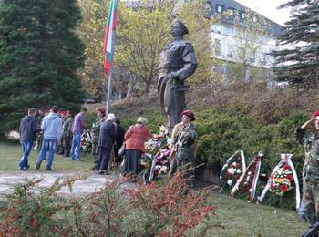  Д-р Даниела Дариткова отдаде почит на героите, загинали за свободата на Родопите пред паметника на полк. Владимир Серафимов