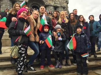            Ученици  от Доспат и Кочан взеха участие в националните тържества на трети март на Шипка