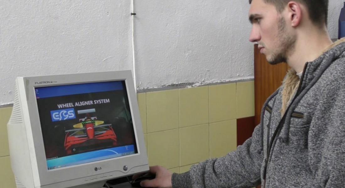 Ученик работи нощно време, за да издържа себе си и семейството си