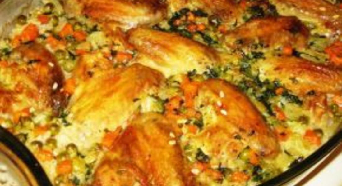  Пилешки крилца с пъстър ориз
