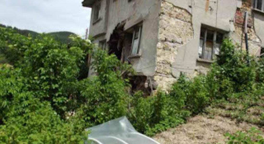 Евакуираха семейство от рушаща се къща в Смолян