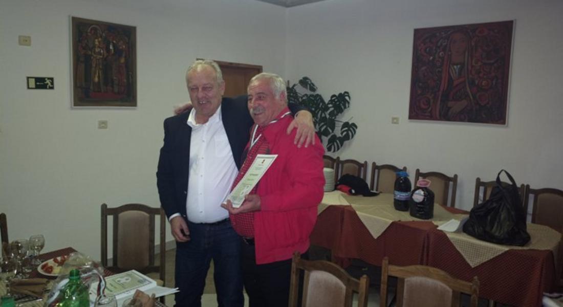 Кметът Николай Мелемов  отличи  футболните ветерани на „Родопа”
