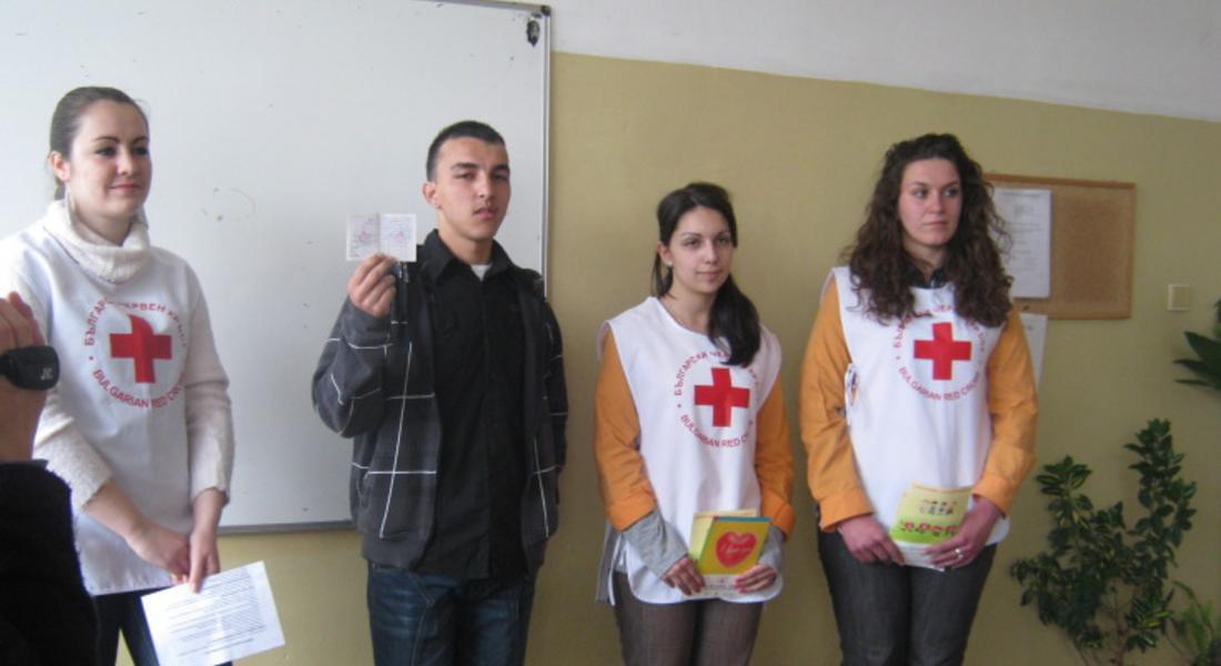Ученици и учители даряват днес кръв