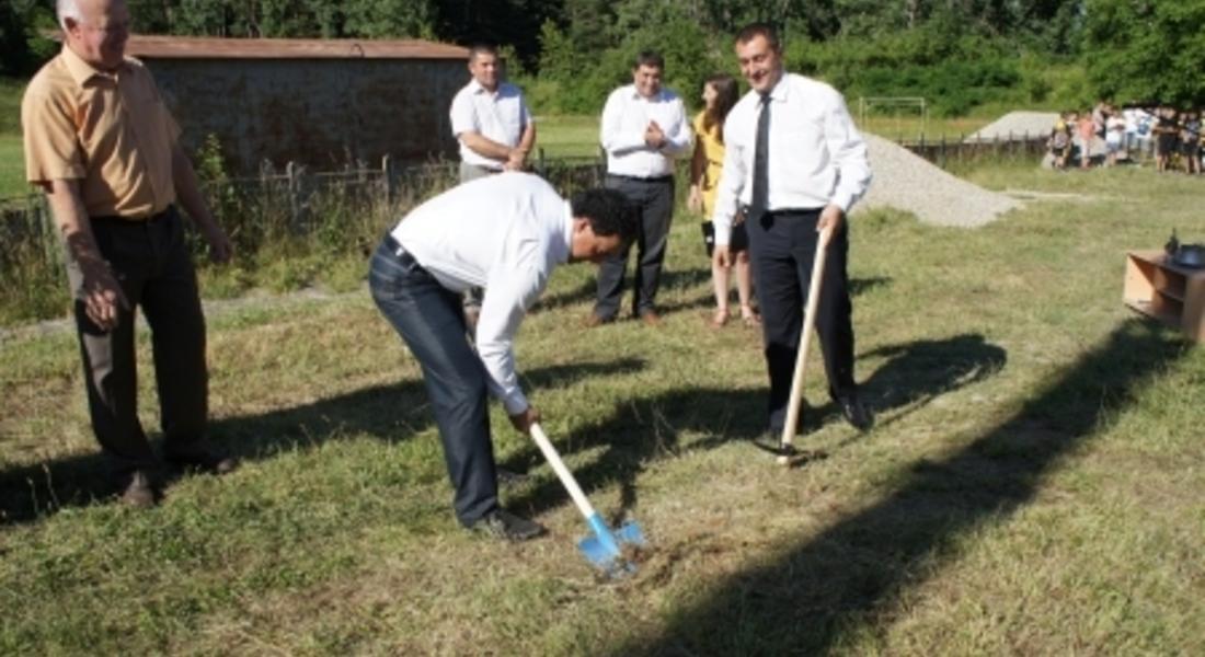Спортният министър и кметът на Златоград направиха първа копка на спортна площадка