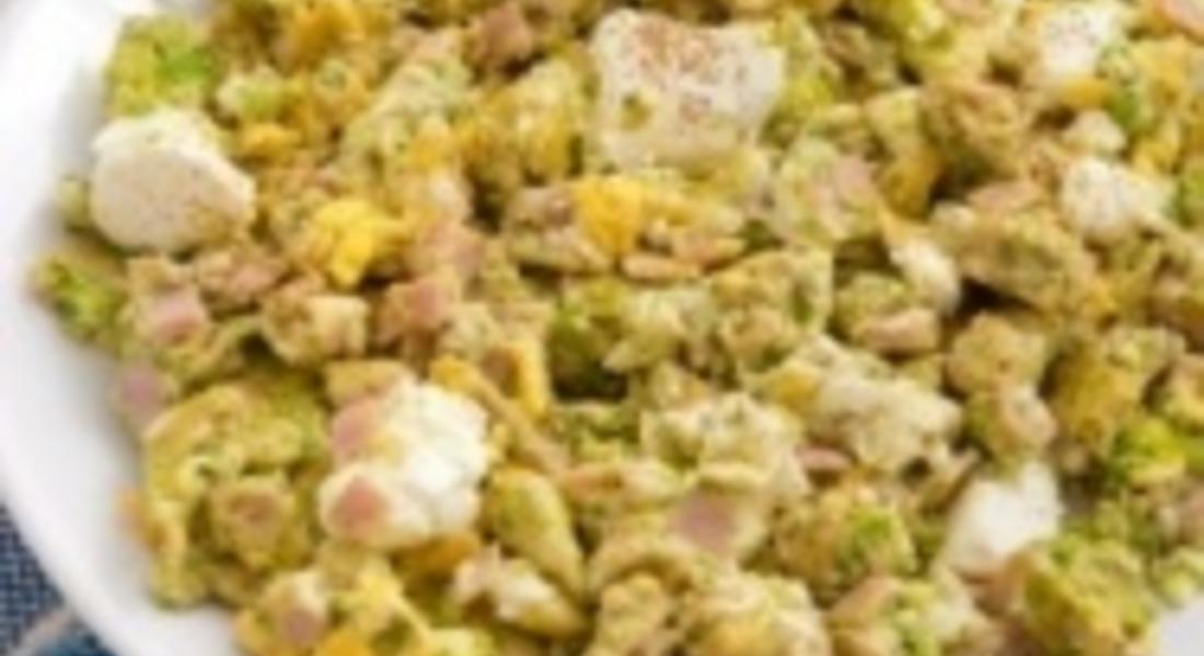 Бъркани яйца с песто, шунка и сирене