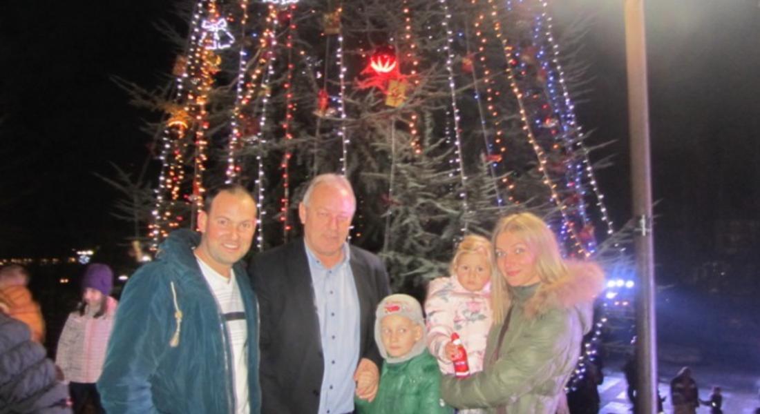 15 –метровото живо коледно дърво грейна в Смолян