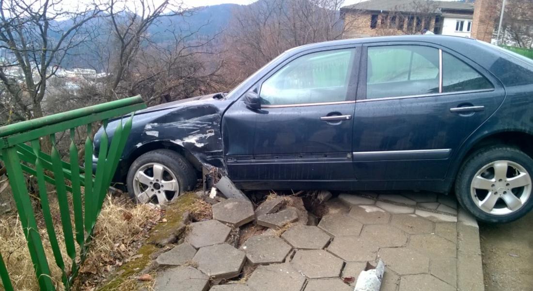Кола се заби в електрически стълб, замалко да падне от подпорна стена