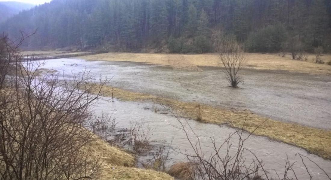 В Барутин: скъсан път, скъсан водопровод, два отнесени моста