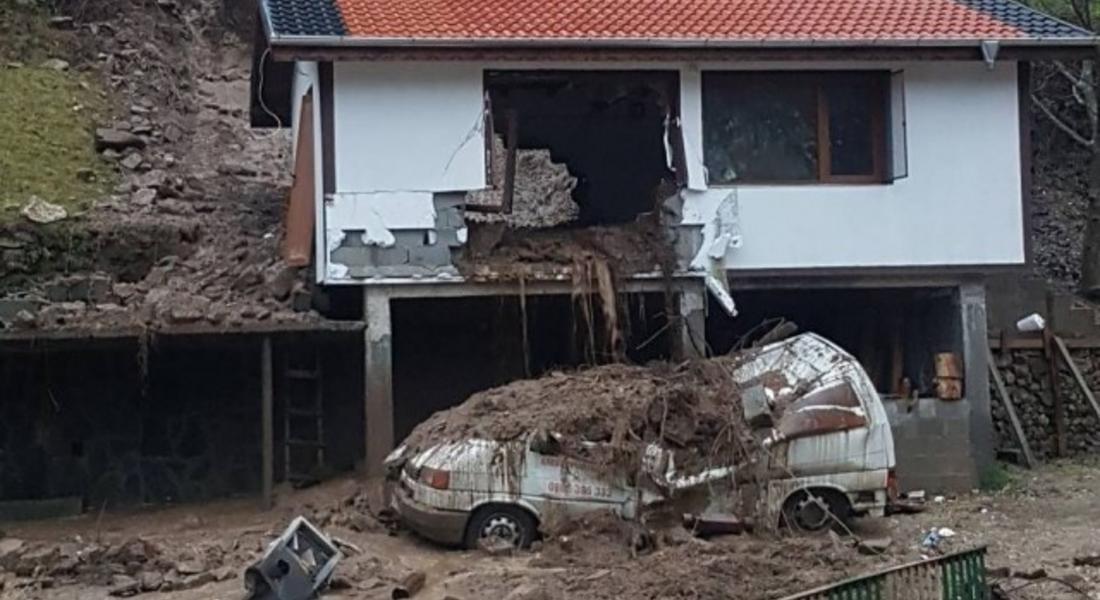 Свлачище помете ловна хижа в Родопите, мъж почина на път за болницата
