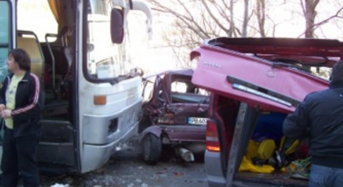 Трима с опасност за живота след верижна катастрофа
