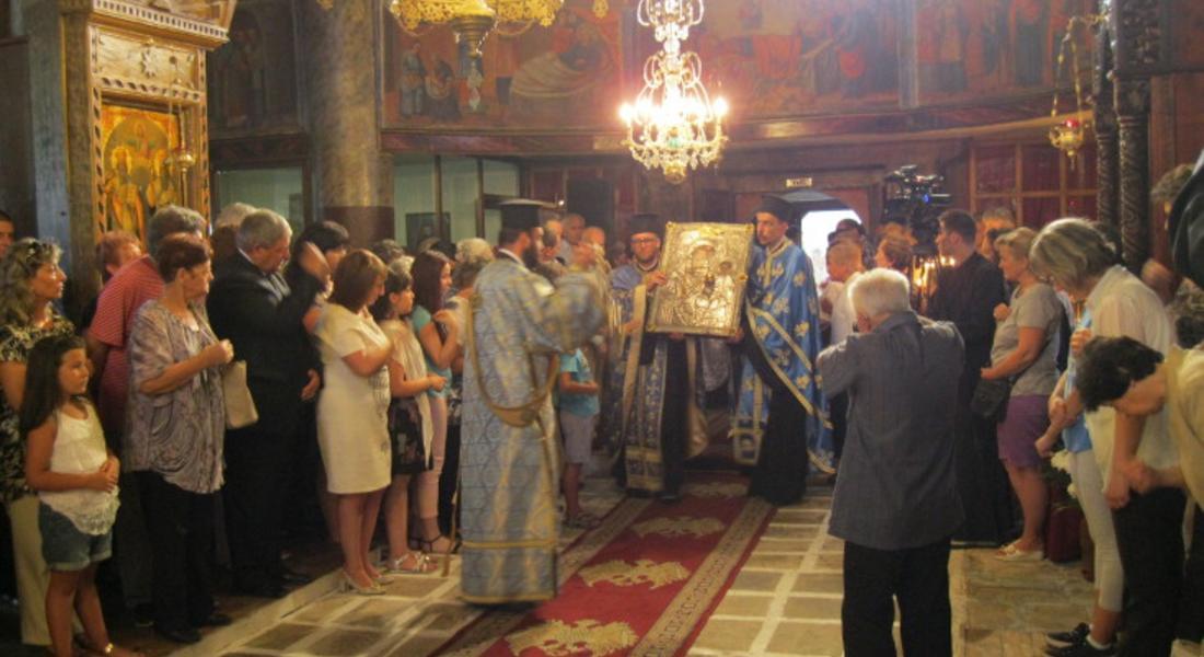  Митрополит Николай благослови смолянчани и призова  Божията Майка да ги закриля винаги