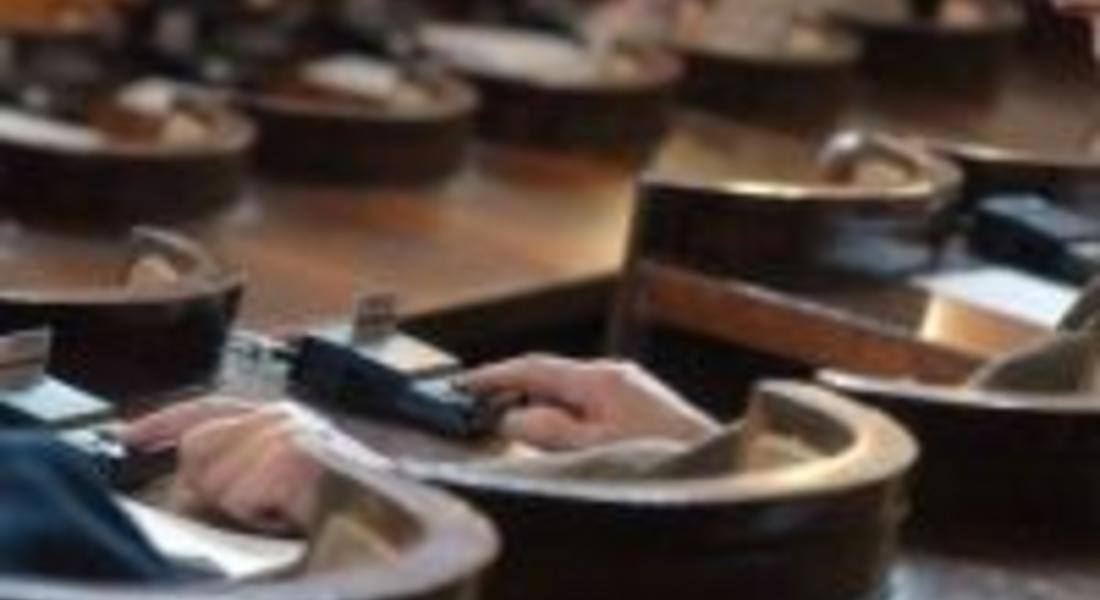 Отново гласуват с чужди карти в парламента